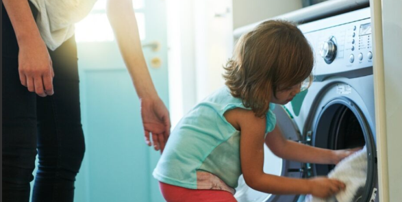 Mor og barn vasker tøj - spar penge på el